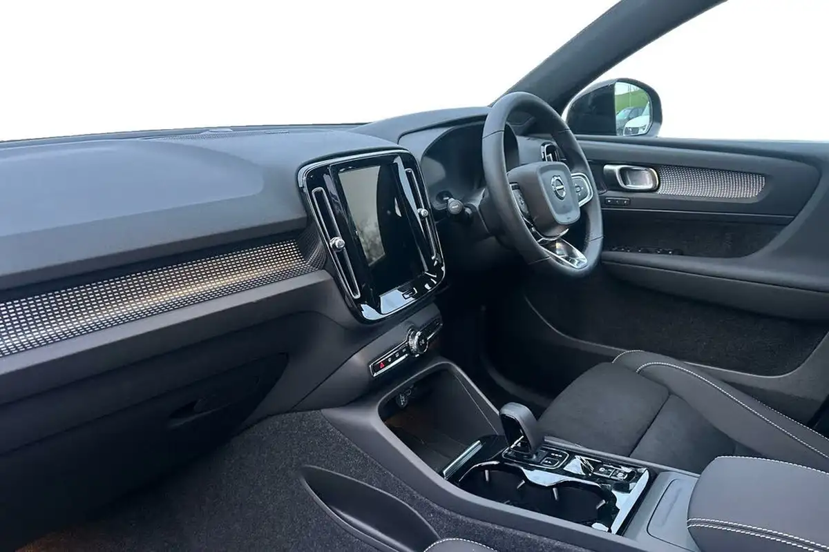 2024-volvo-xc40-20-b3-ultra-bright-big-1