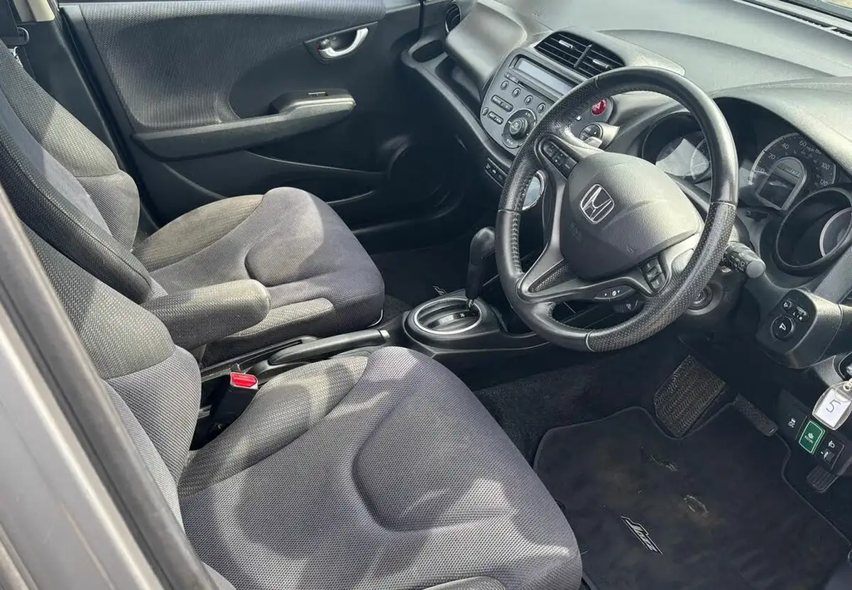 2011-honda-jazz-13-hs-big-9