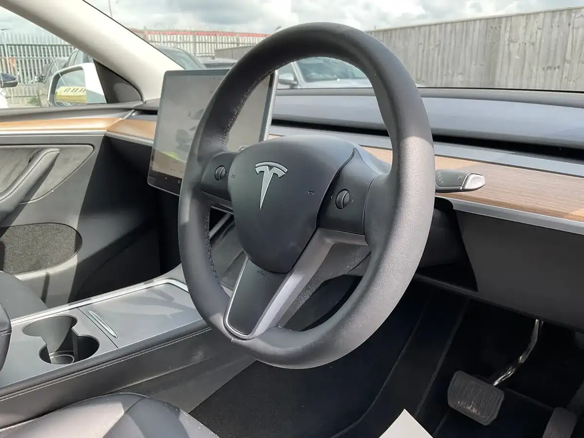 2024-tesla-model-y-e-rwd-big-13