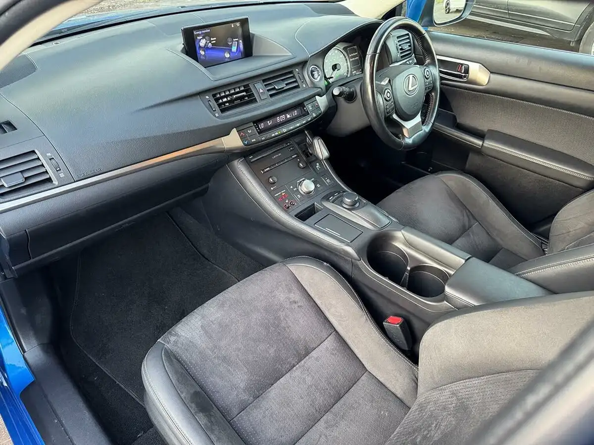 2017-lexus-ct-200h-18-luxury-big-8