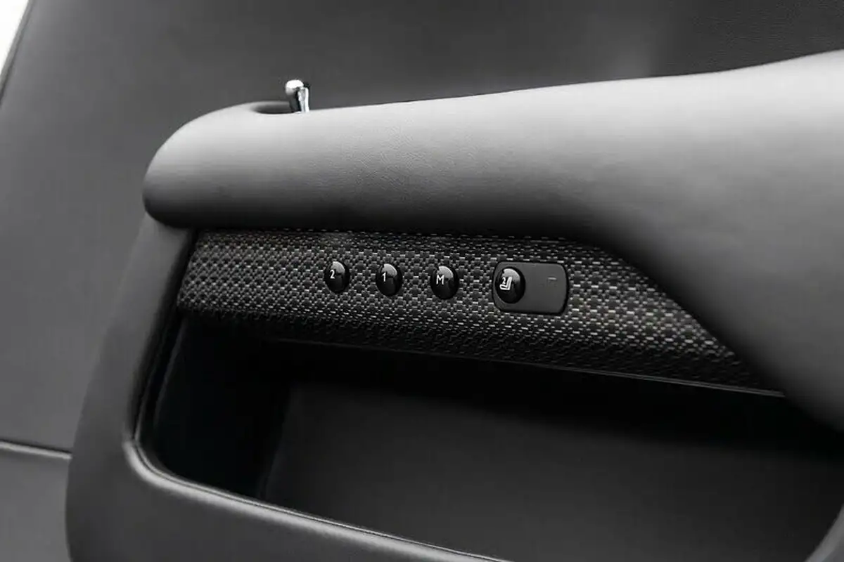 2021-rolls-royce-wraith-66-black-badge-big-18
