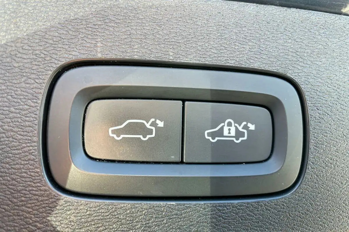 2021-volvo-v60-20-b4-r-design-big-19
