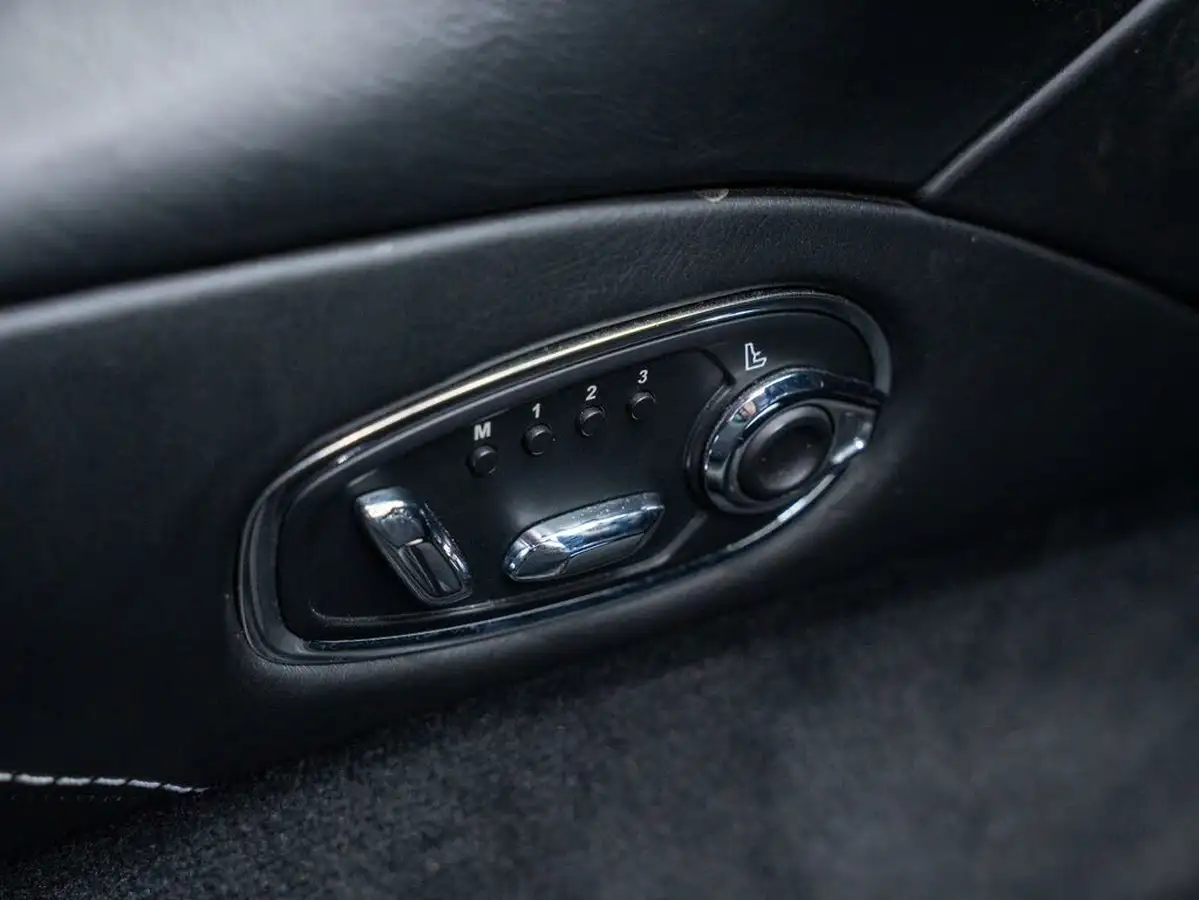 2019-aston-martin-db11-40-v8-big-9