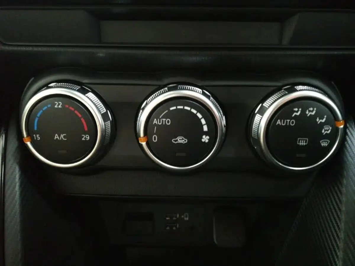 2024-mazda-mazda2-15-skyactiv-g-centre-line-big-12