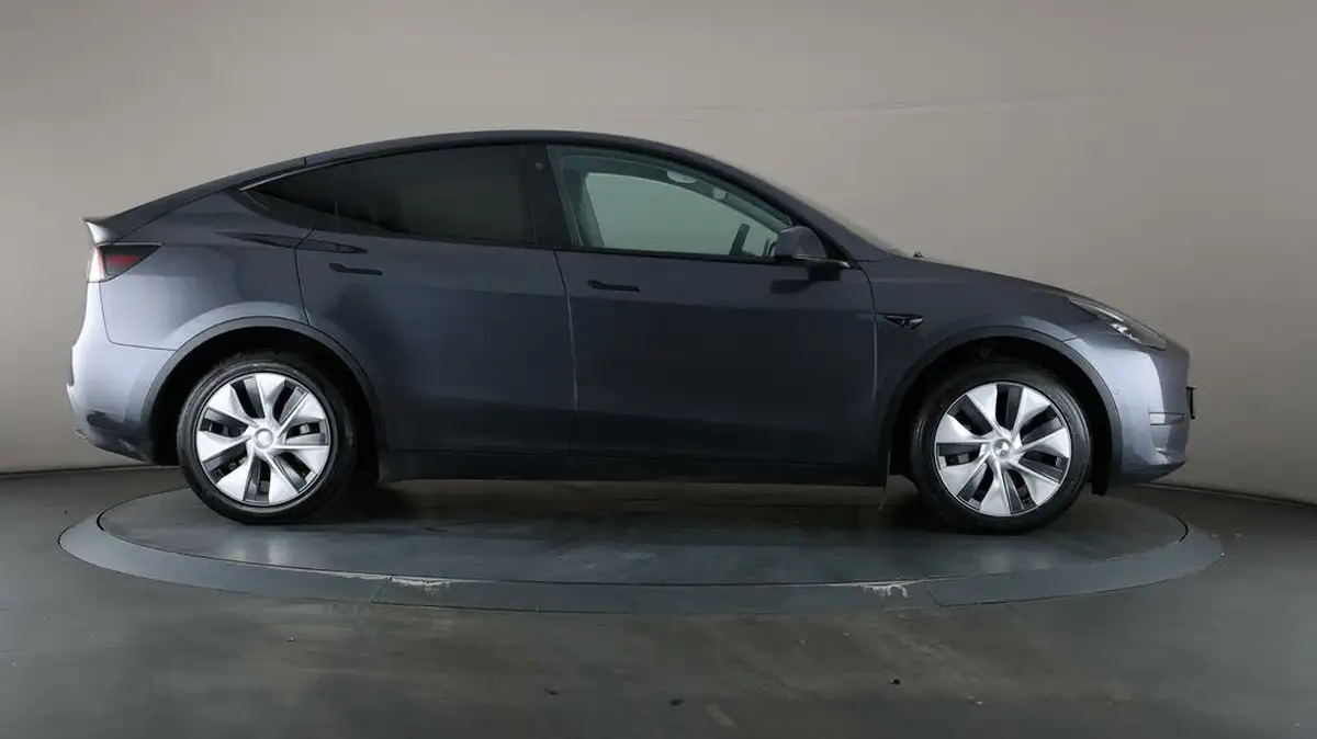 2022-tesla-model-y-e-long-range-big-53