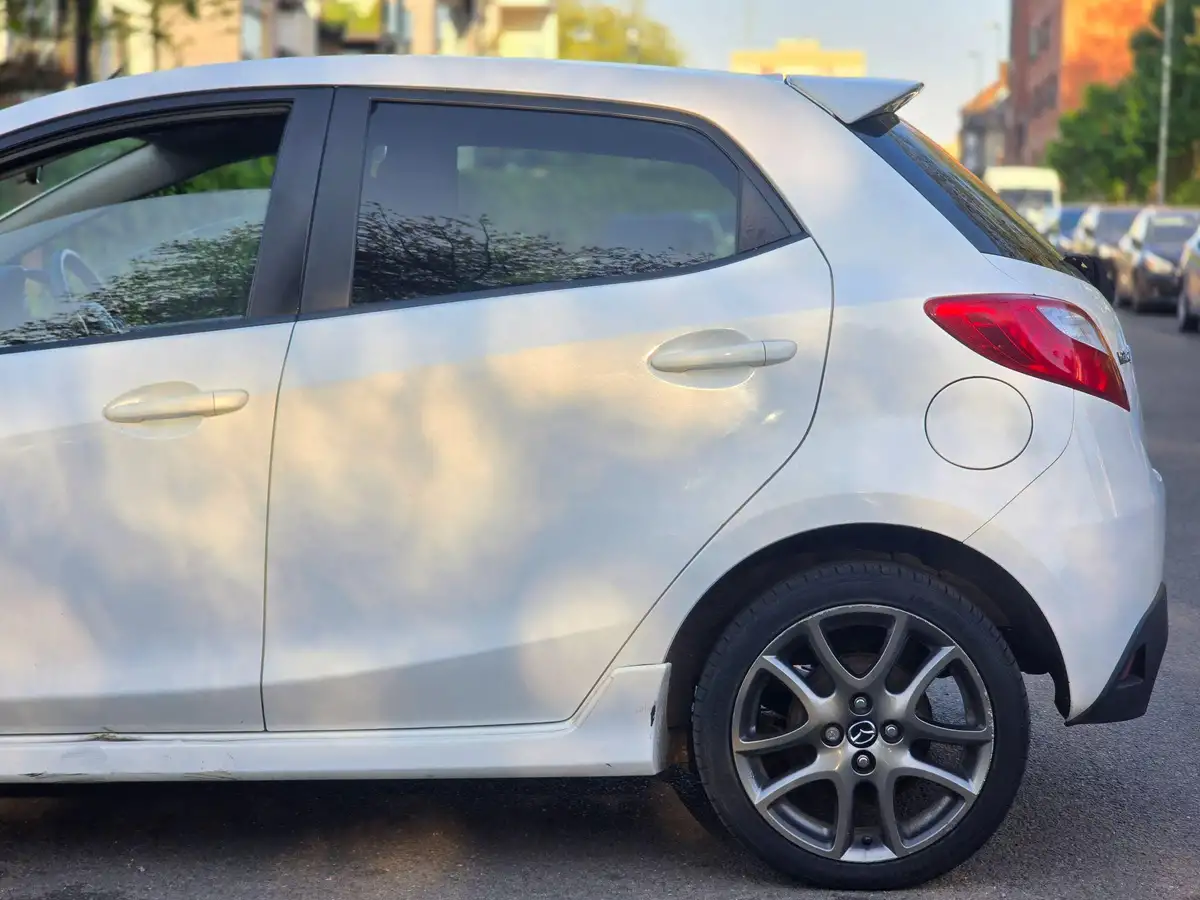 2012-mazda-mazda2-13-venture-big-28