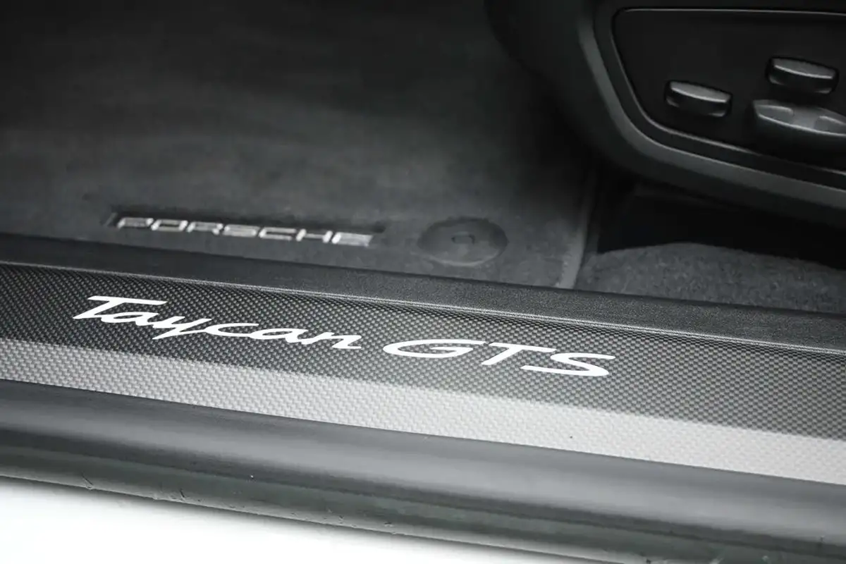 2022-porsche-taycan-e-gts-big-25