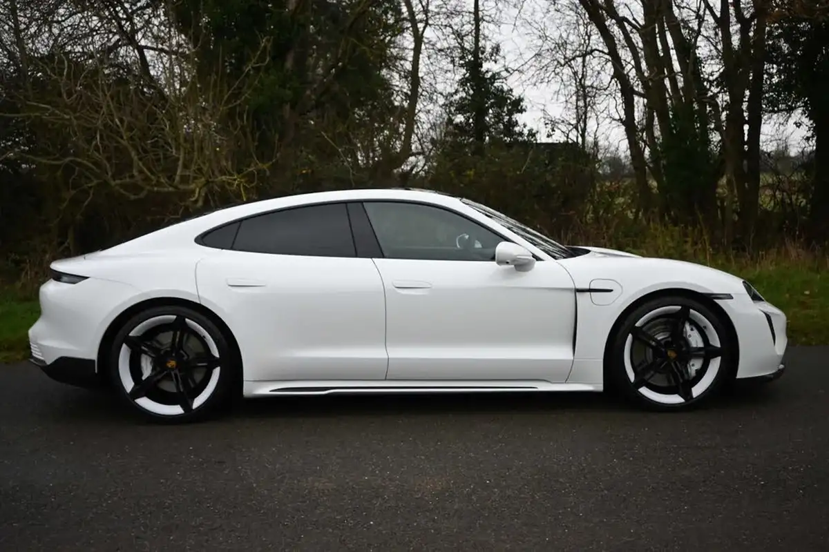 2022-porsche-taycan-e-gts-big-1