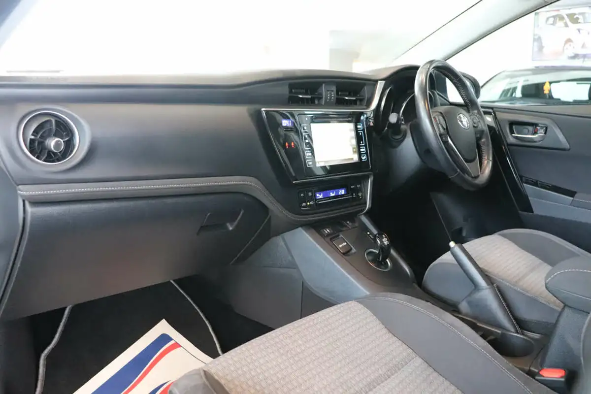 2018-toyota-auris-18-vvt-i-hsd-design-hatchback-big-32