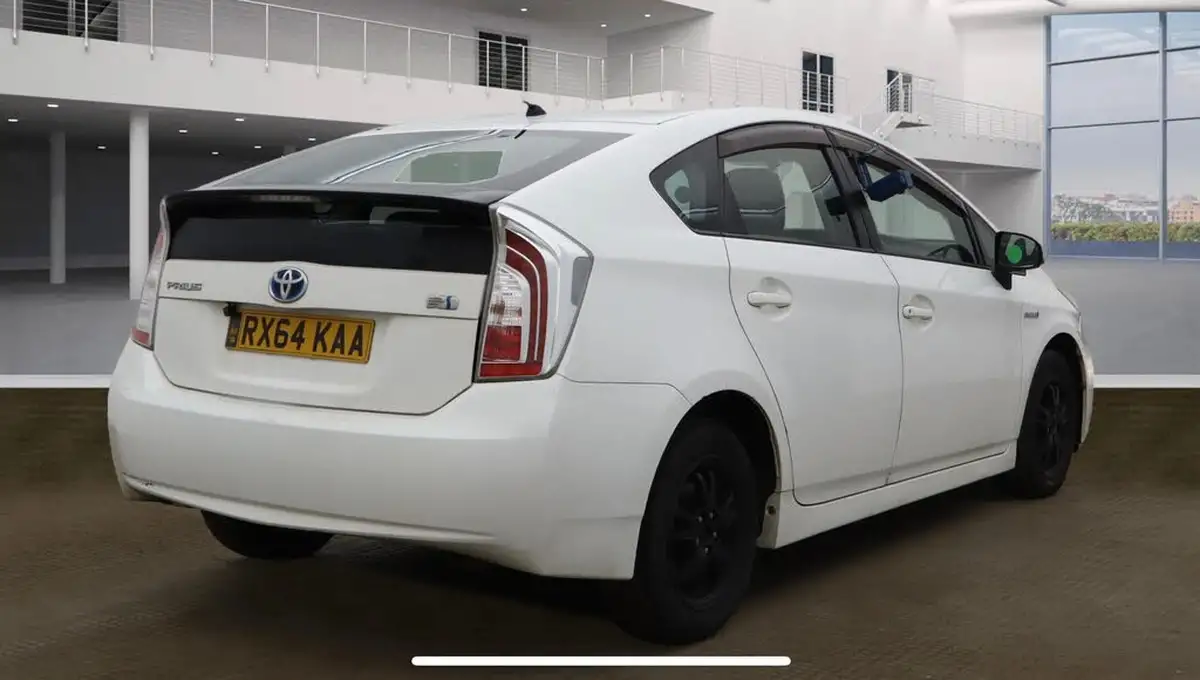 2014-toyota-prius-big-2