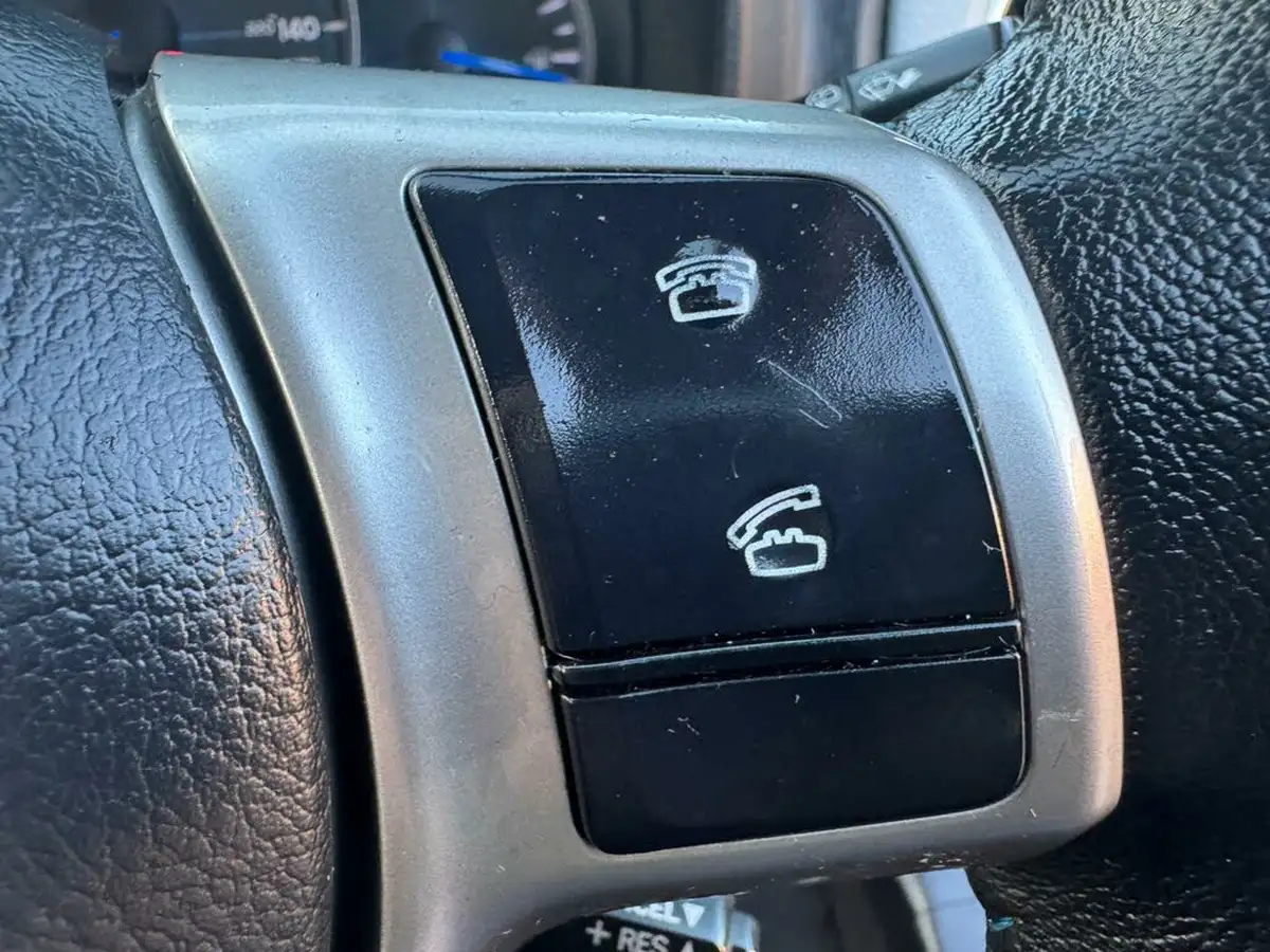 2014-toyota-yaris-15-vvt-i-icon-hybrid-big-32