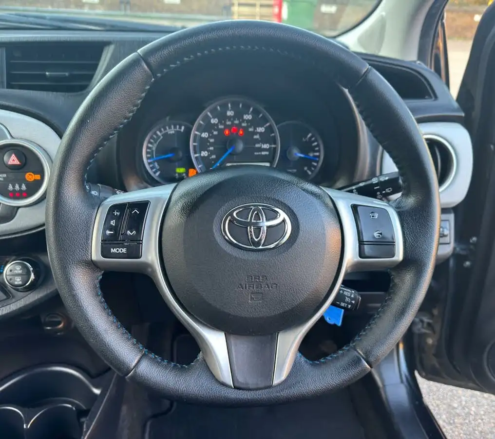 2014-toyota-yaris-15-vvt-i-icon-hybrid-big-8