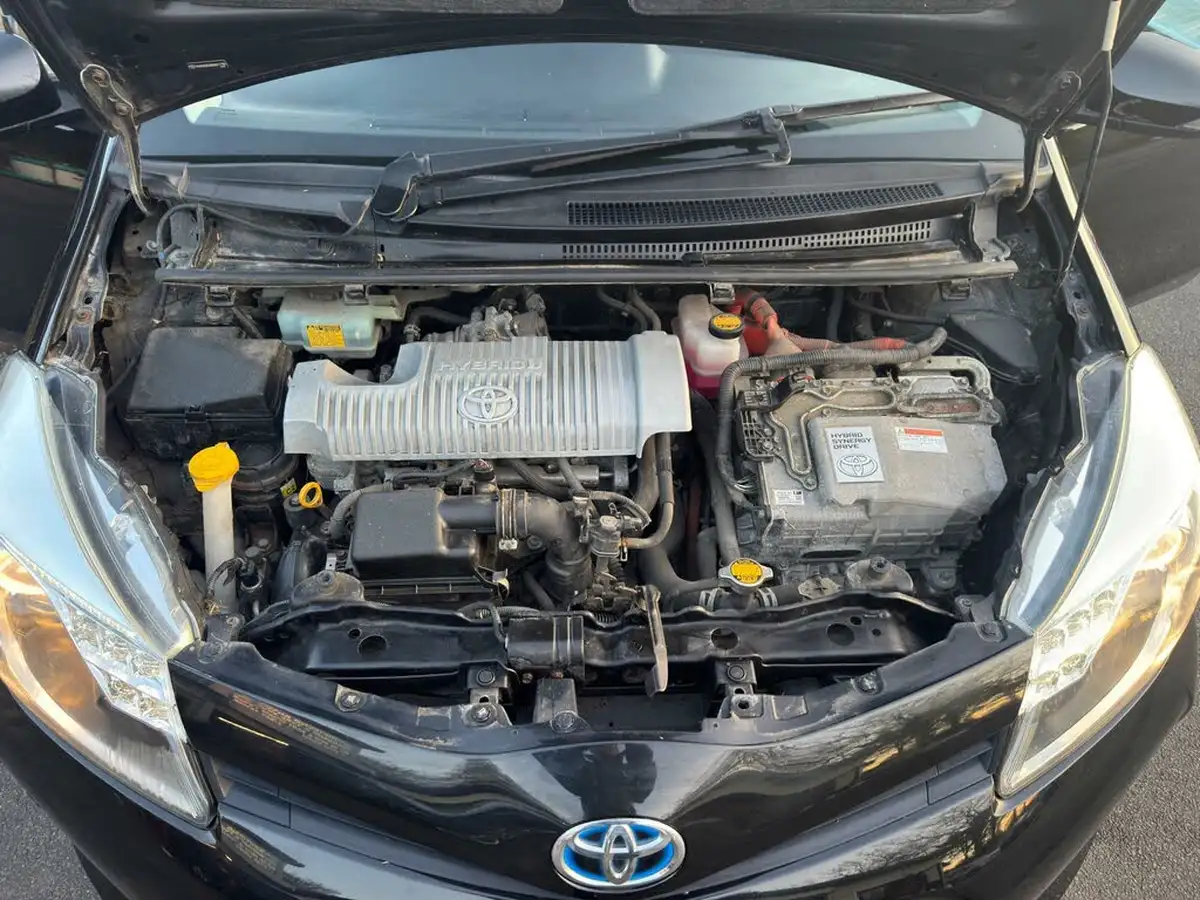 2014-toyota-yaris-15-vvt-i-icon-hybrid-big-60