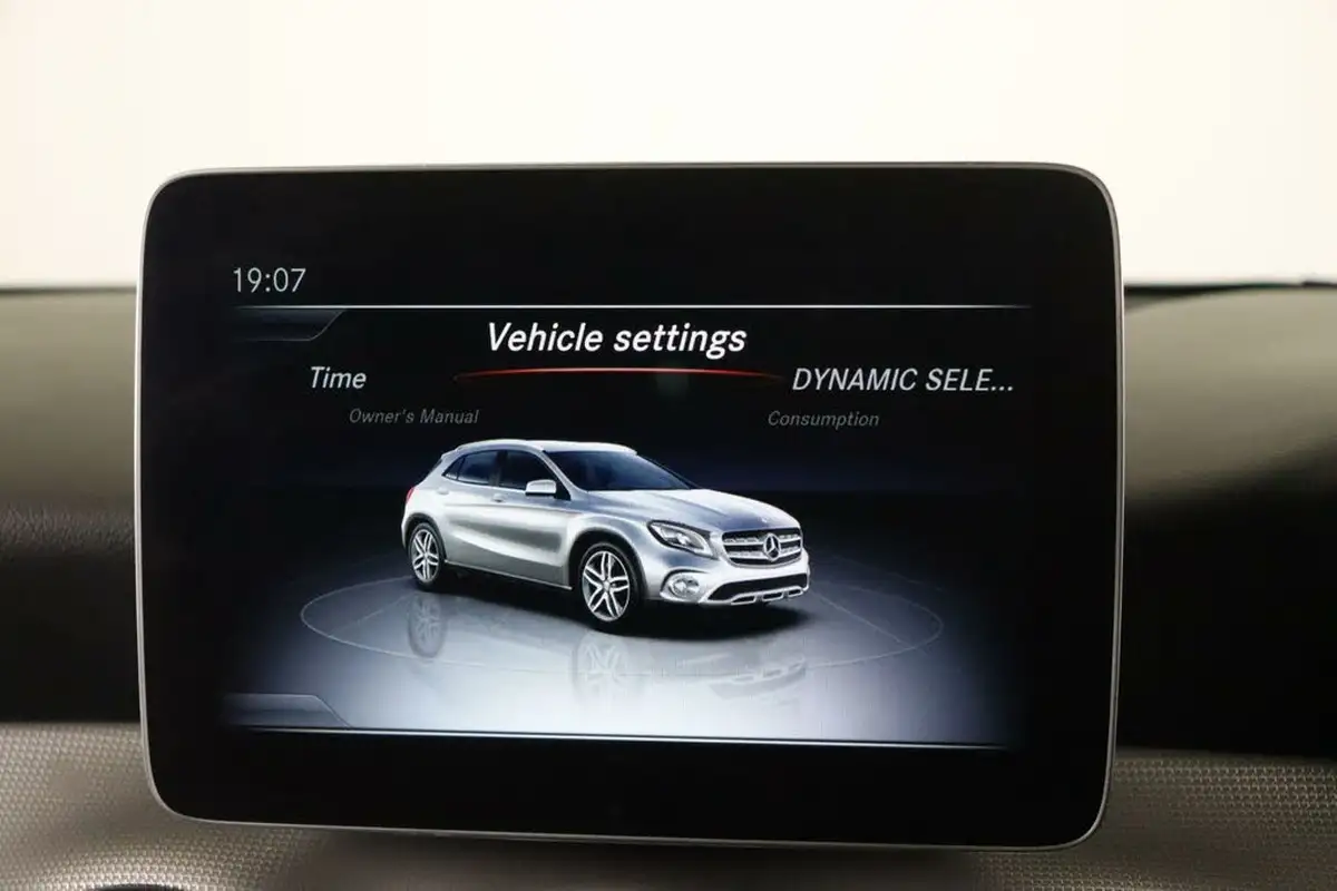 2018-mercedes-benz-gla-class-16-gla-180-urban-edition-ss-big-37