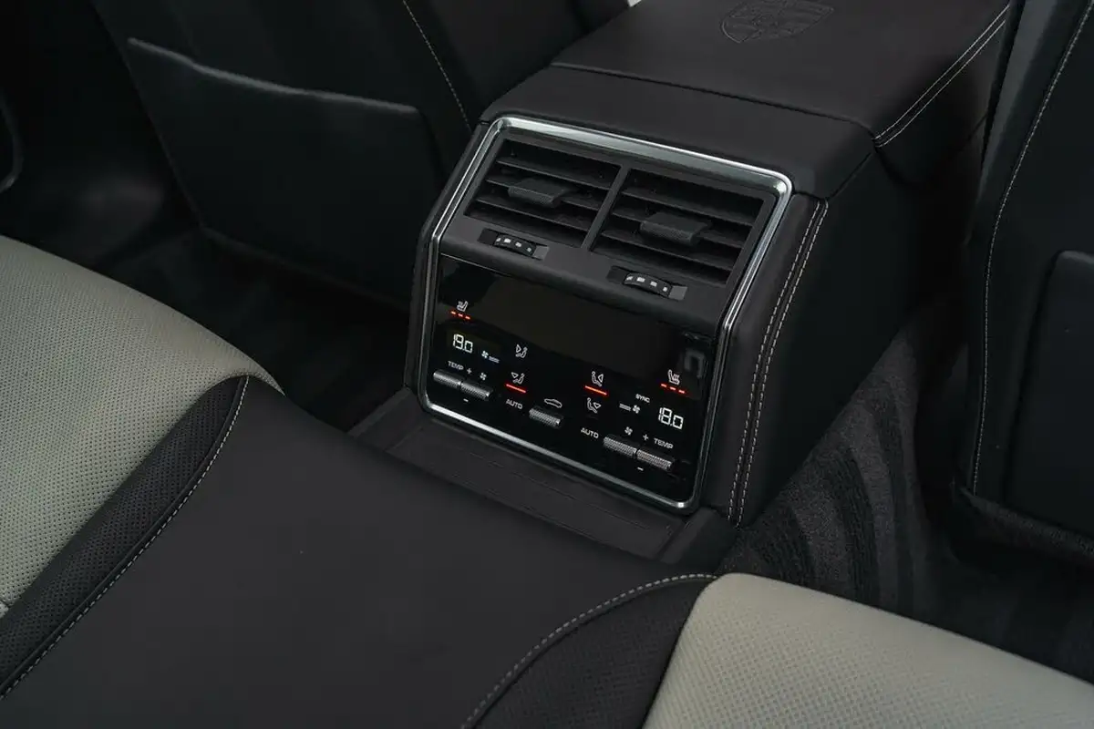 2022-porsche-panamera-30-4-e-hybrid-platinum-edition-sport-turismo-big-38