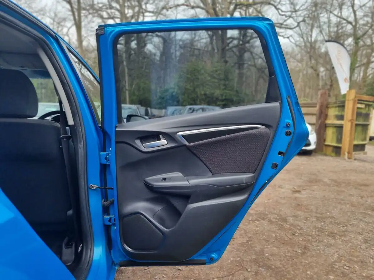 2014-honda-fit-hybrid-big-42