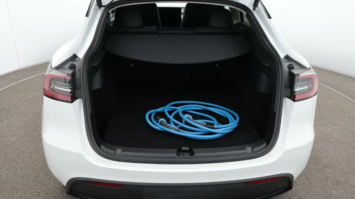 2023-tesla-model-y-e-long-range-big-17