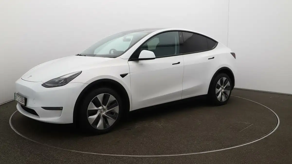 2023-tesla-model-y-e-long-range-big-59