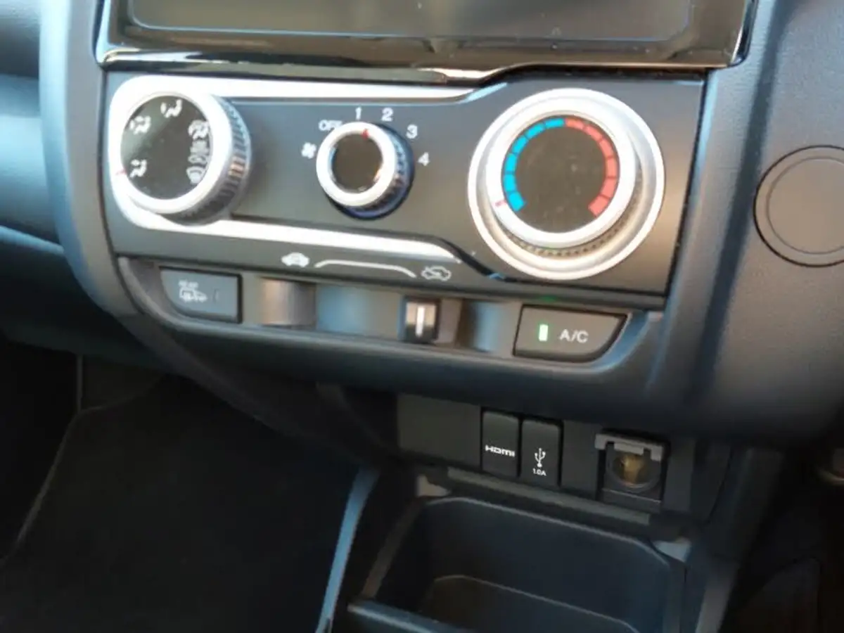 2019-honda-jazz-15-i-vtec-sport-big-16