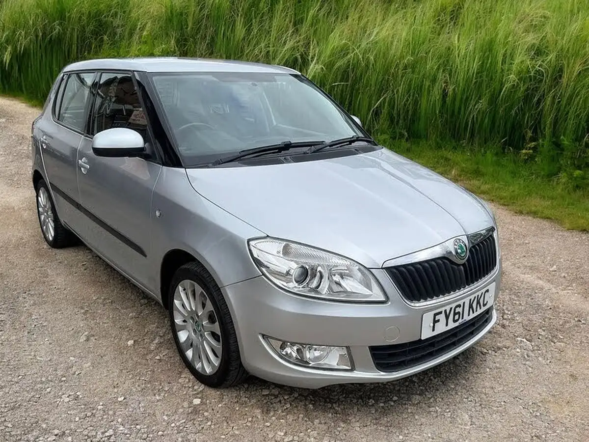 2011-skoda-fabia-12-elegance-12v-70bhp-hatchback-1198cc-big-5
