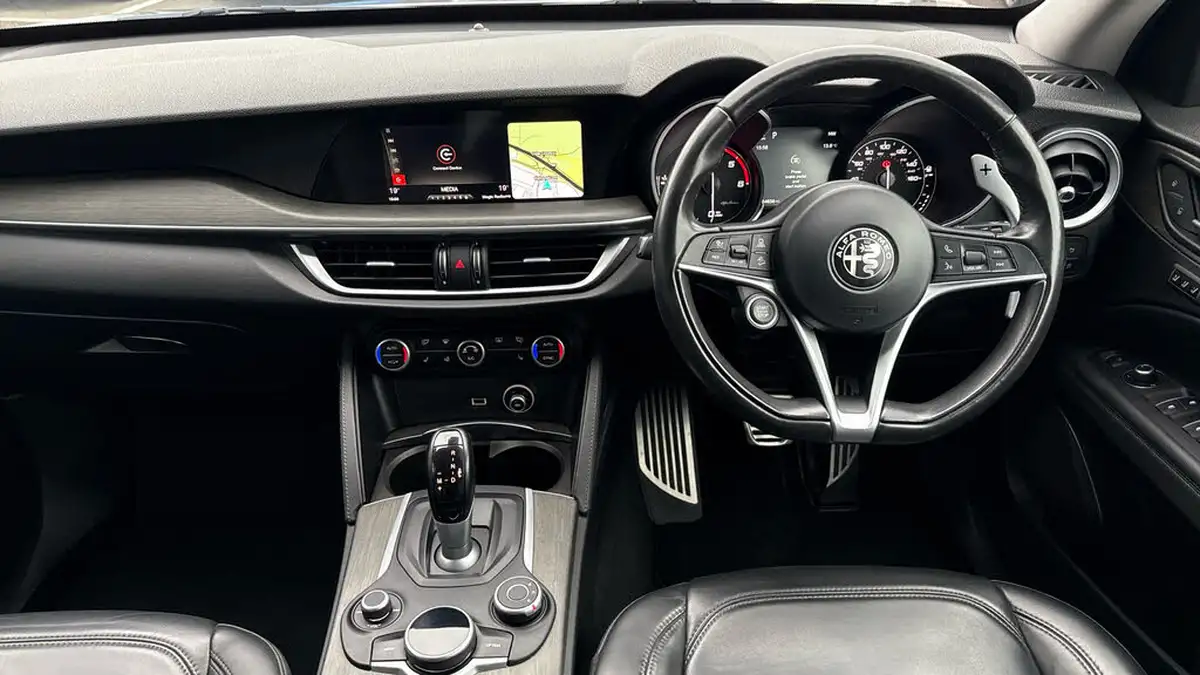 2017-alfa-romeo-stelvio-22td-milano-big-3
