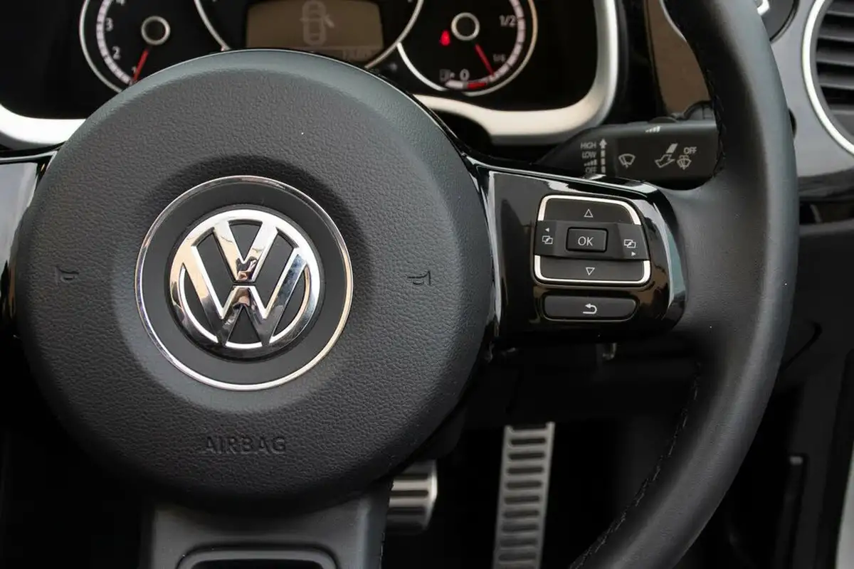 2015-volkswagen-beetle-20tdi-sport-150ps-bmtss-cabriolet-2d-dsg-big-19