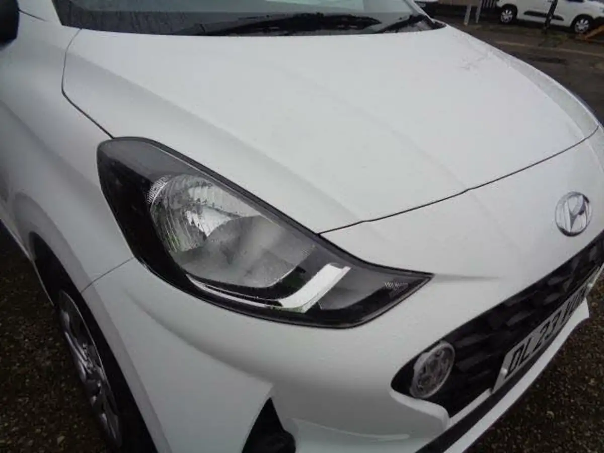 2023-hyundai-i10-10-se-big-8