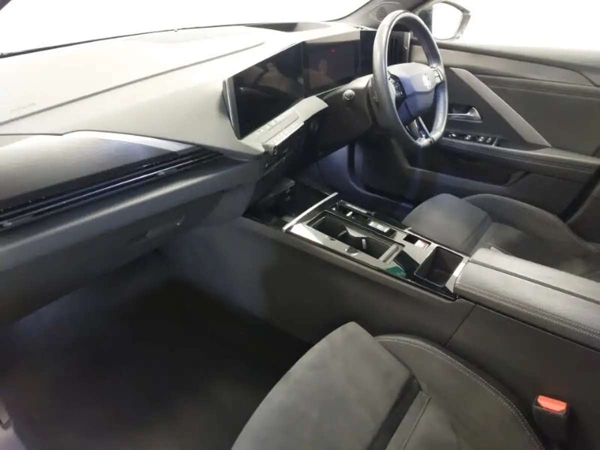 2023-vauxhall-astra-16-gse-180ps-hatchback-big-4