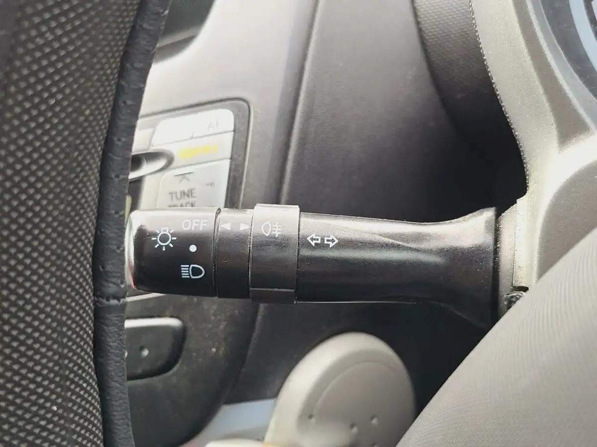 2013-peugeot-107-10-access-big-32