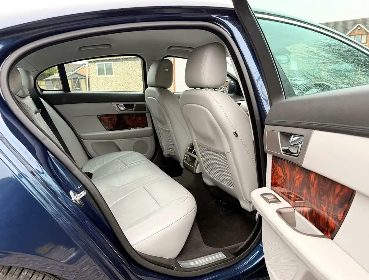 2010-jaguar-xf-30-luxury-big-30