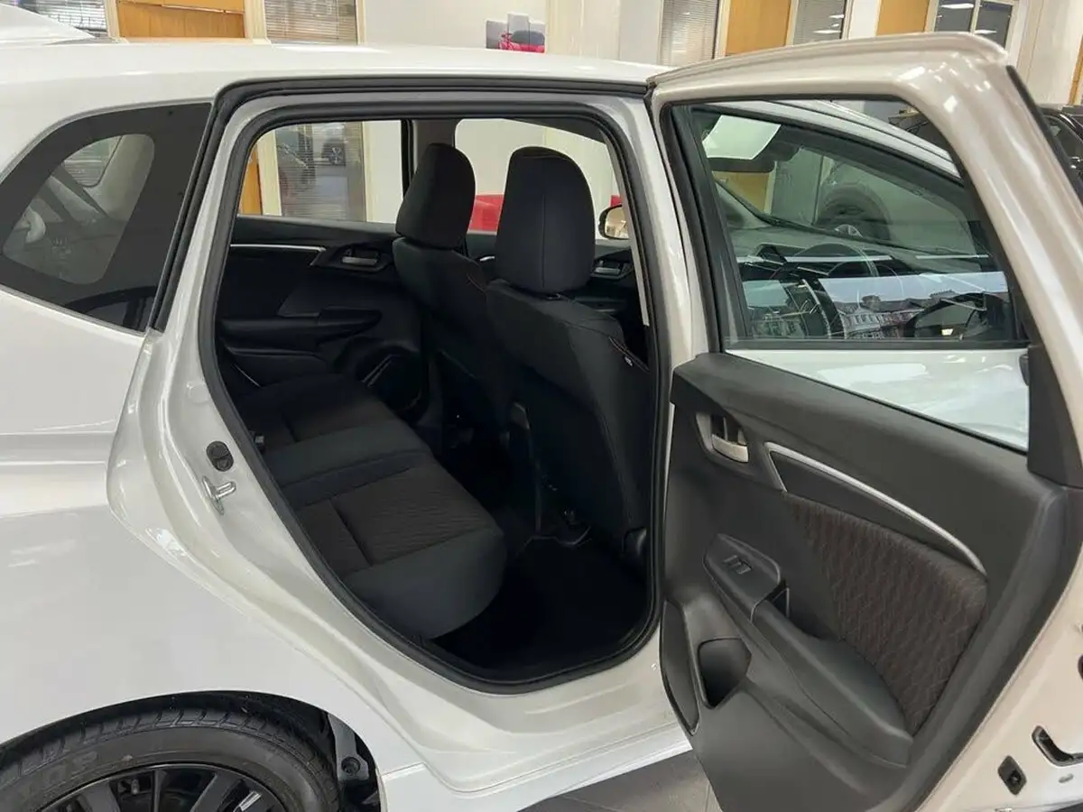 2019-honda-jazz-15-i-vtec-sport-navi-cvt-big-51