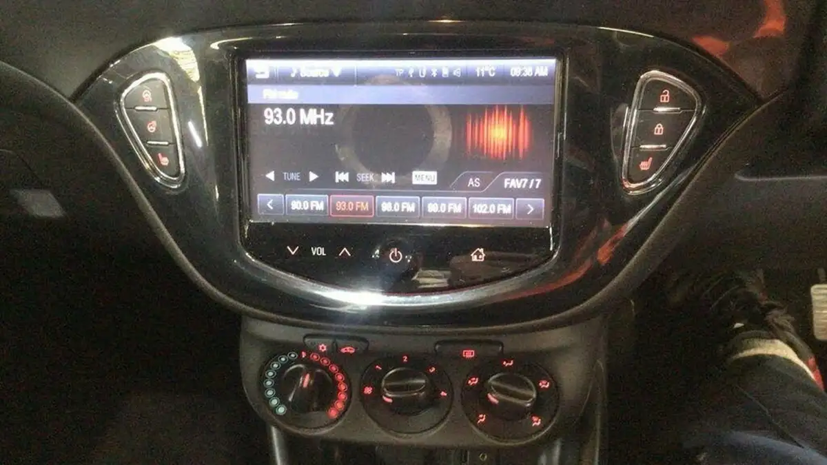 2015-vauxhall-corsa-14-excite-ac-90ps-ecoflex-3d-1398cc-big-9