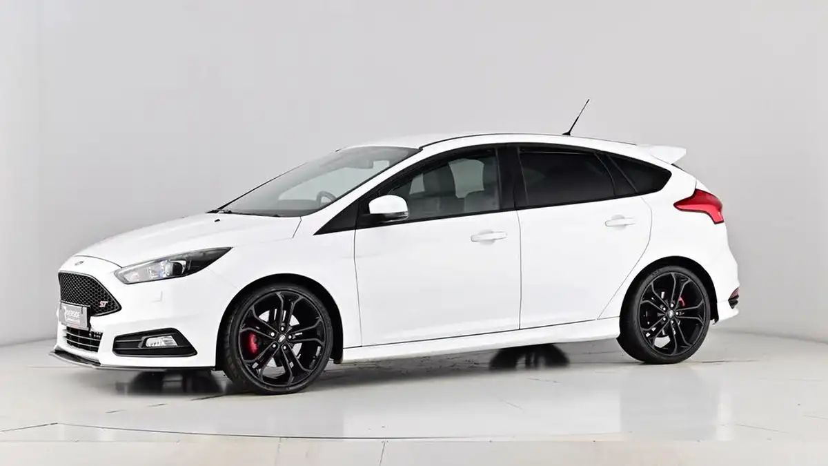 2015-ford-focus-20t-st3-hatchback-big-59
