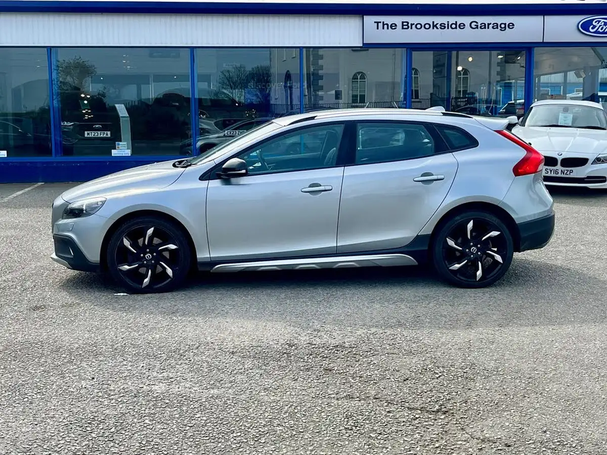 2014-volvo-v40-20td-d3-cross-country-lux-geartronic-big-3