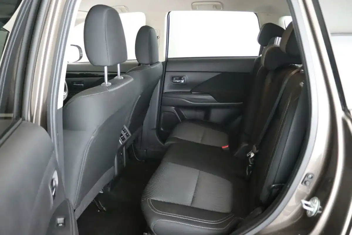 2019-mitsubishi-outlander-20-juro-7st-big-10