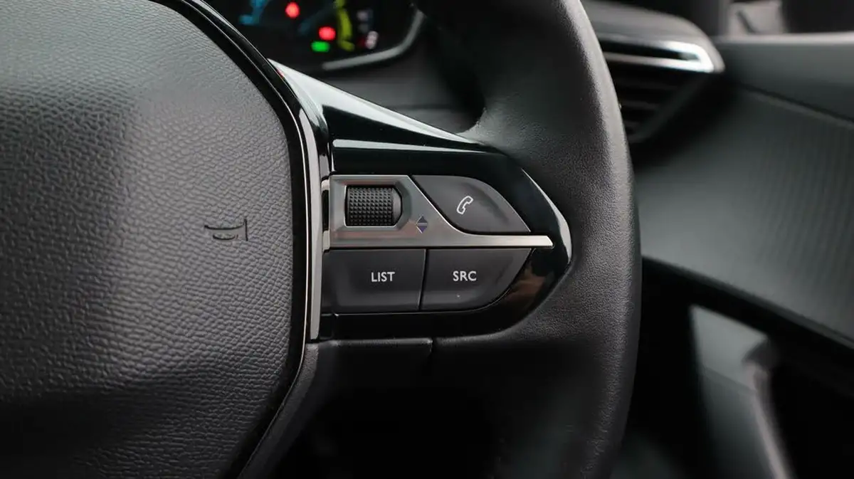 2021-peugeot-2008-suv-e-allure-big-24