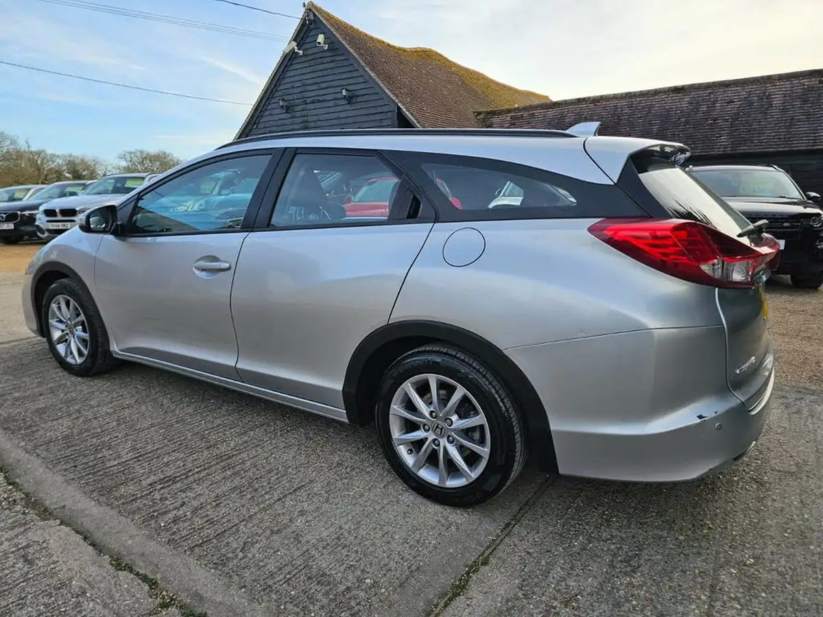 2015-honda-civic-16-i-dtec-s-honda-connect-with-navi-tourer-big-3