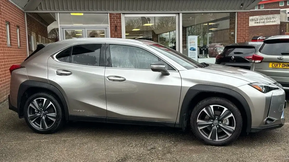 2021-lexus-ux-250h-20-takumi-big-15