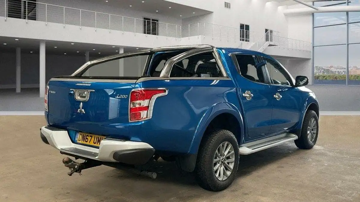 2017-mitsubishi-l200-24di-d-barbarian-sda-auto-big-3