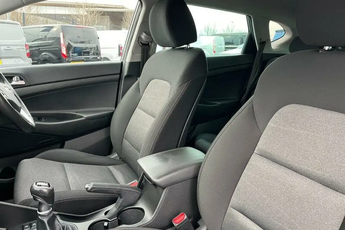 2019-hyundai-tucson-16-gdi-se-nav-big-18