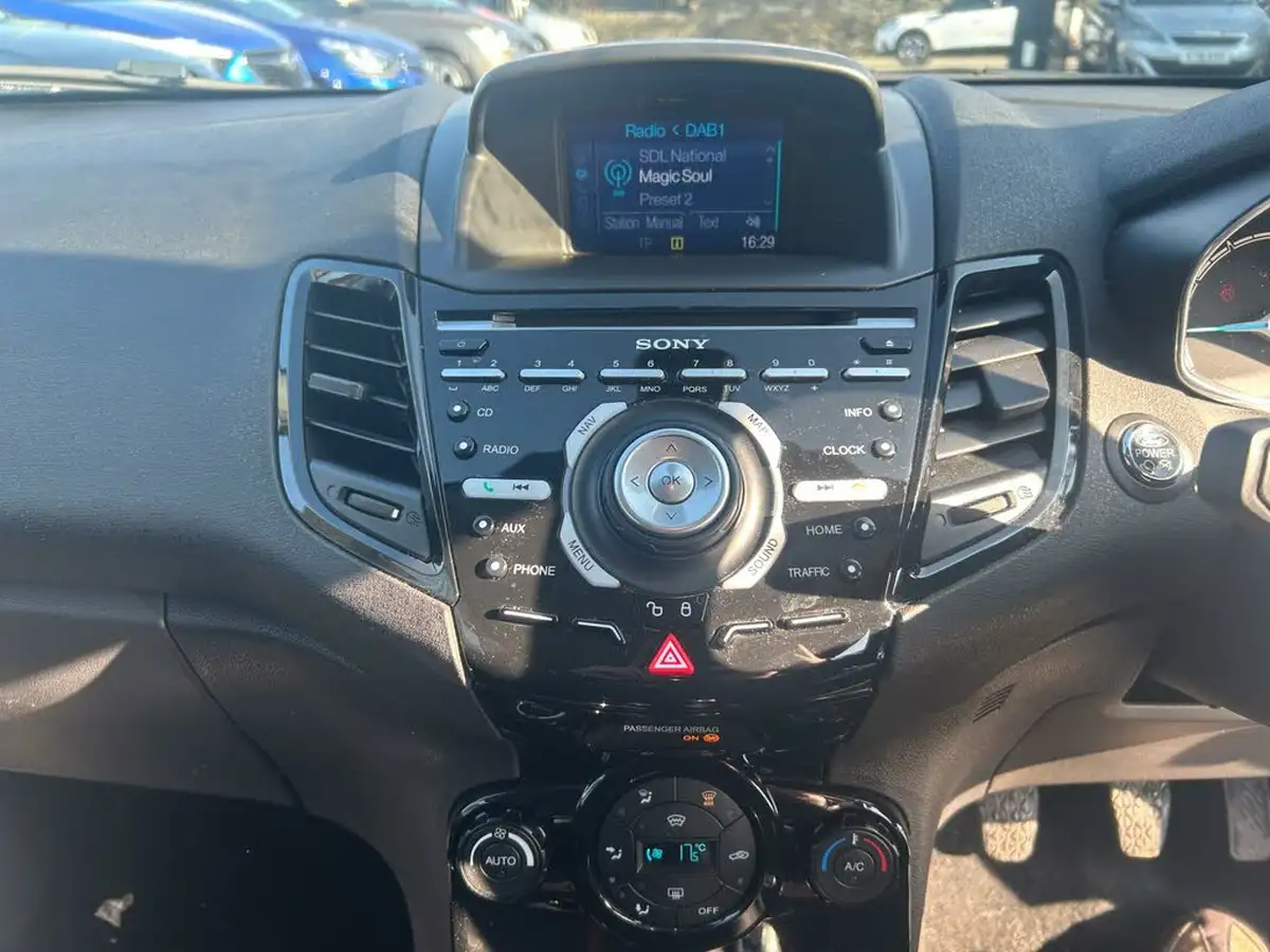 2017-ford-fiesta-10t-titanium-125ps-ecoboost-ss-3d-big-14