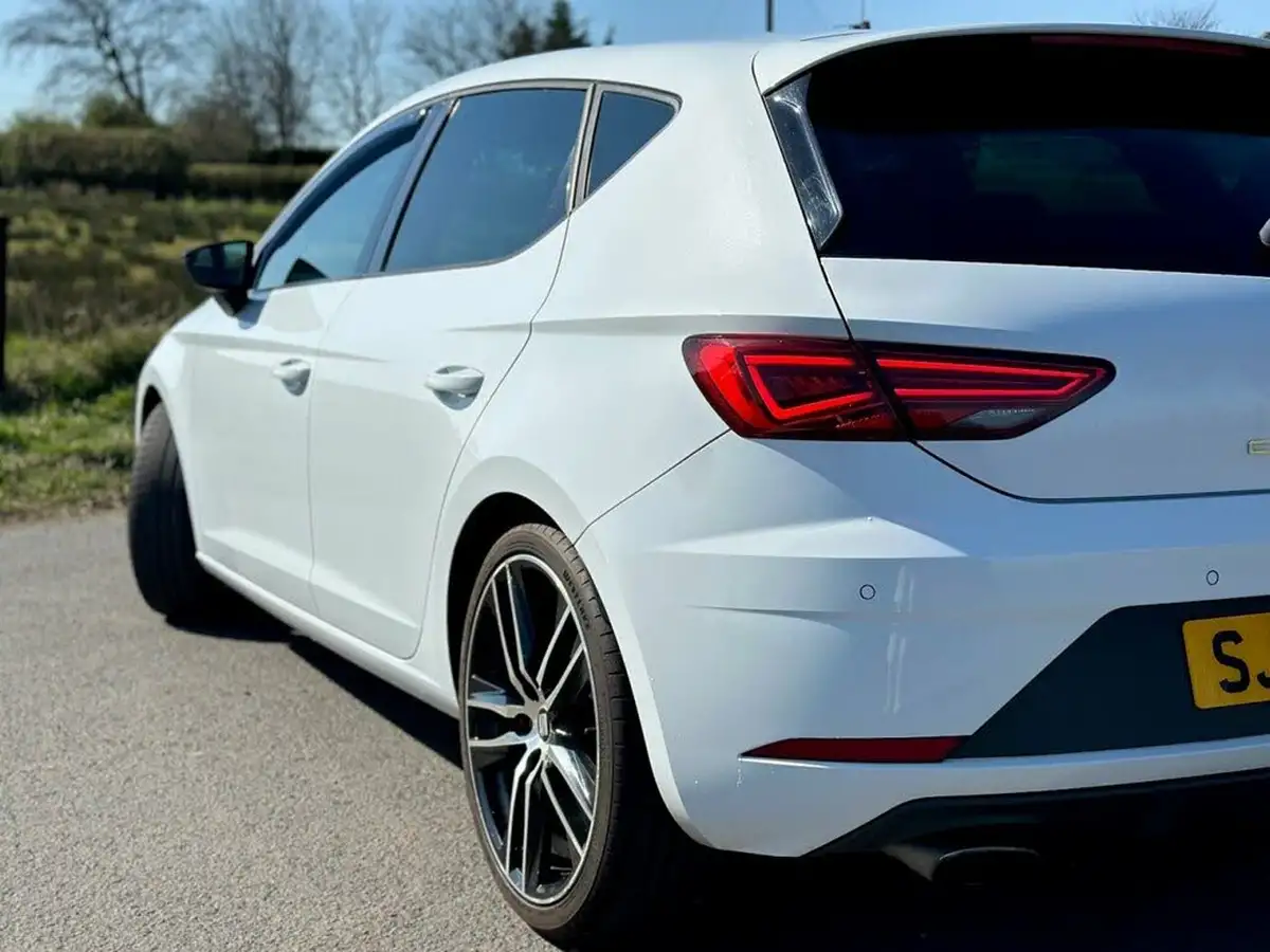 2017-seat-leon-20-tsi-cupra-300-hatchback-5d-big-15