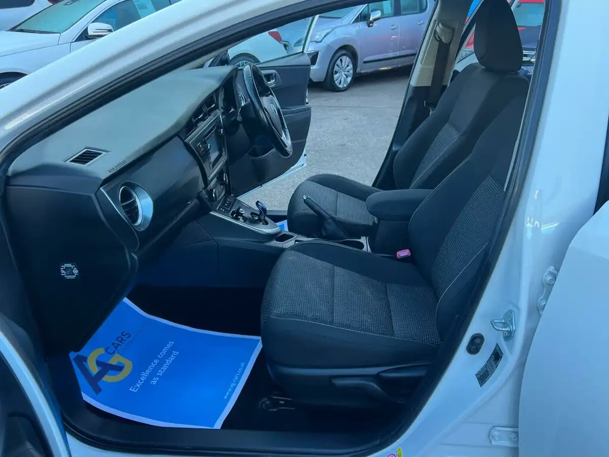 2015-toyota-auris-18-vvt-i-hsd-icon-hatchback-e-cvt-big-3