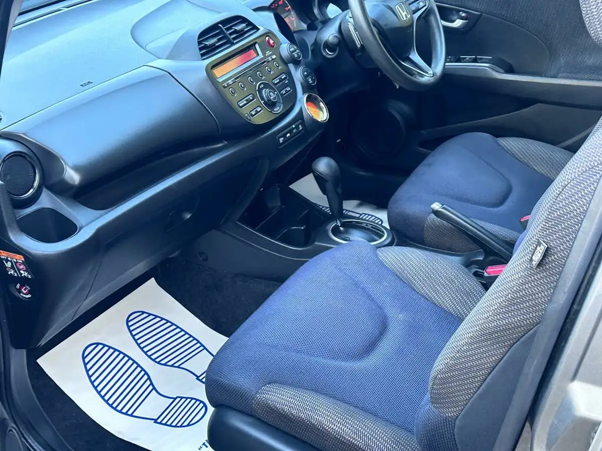 2013-honda-jazz-14-es-cvt-big-10