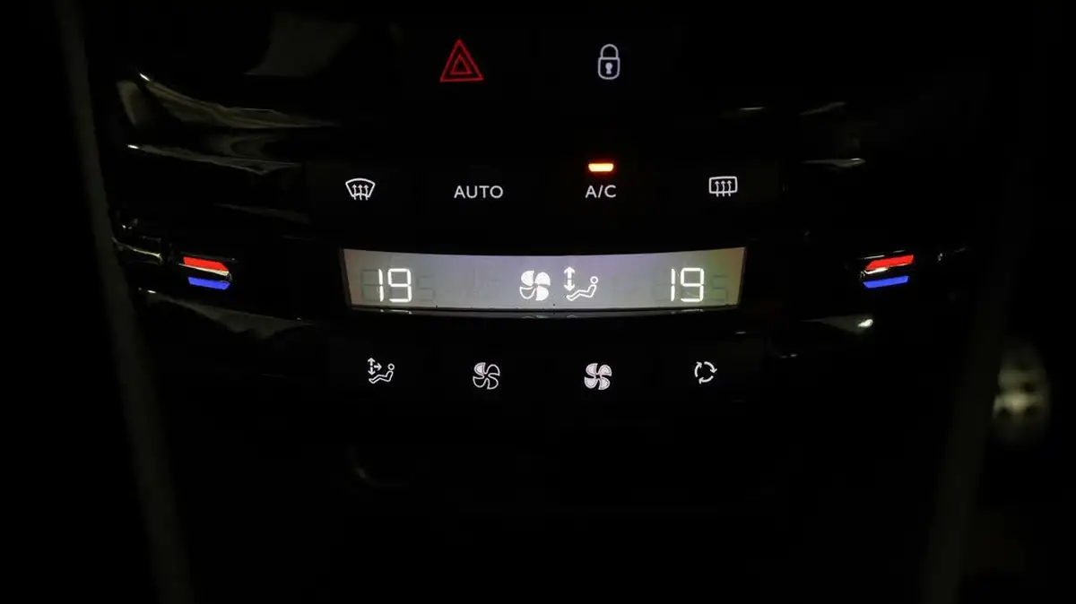 2017-peugeot-208-12-puretech-gt-line-5d-big-11