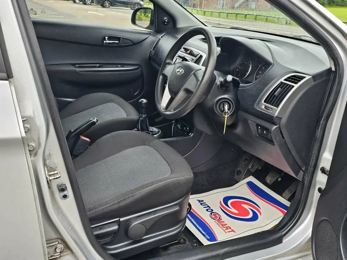 2014-hyundai-i20-12-classic-5d-big-19