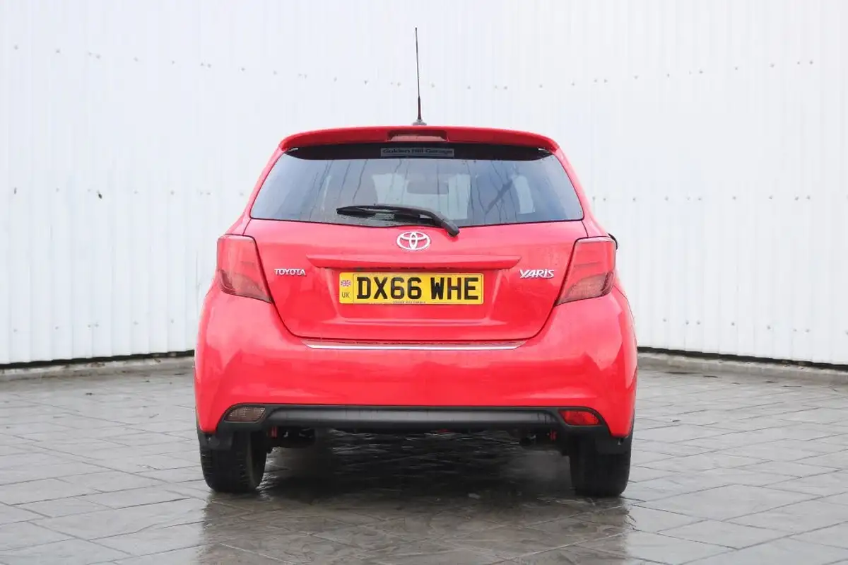 2016-toyota-yaris-133-design-bi-tone-big-4