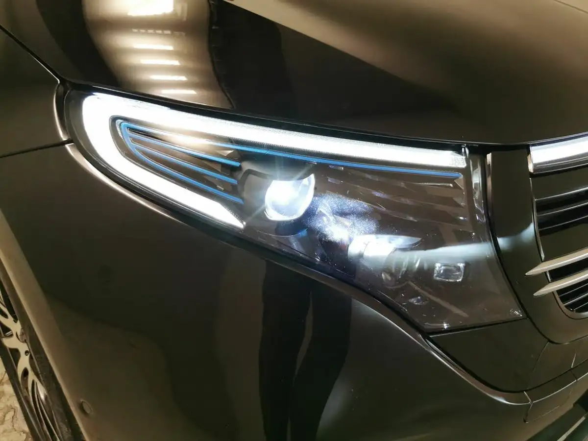 2021-mercedes-benz-eqc-e-eqc-400-amg-line-big-3