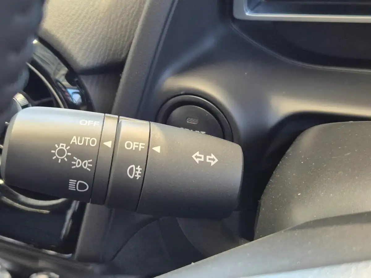 2025-mazda-mazda2-15-e-skyactiv-g-exclusive-line-big-20