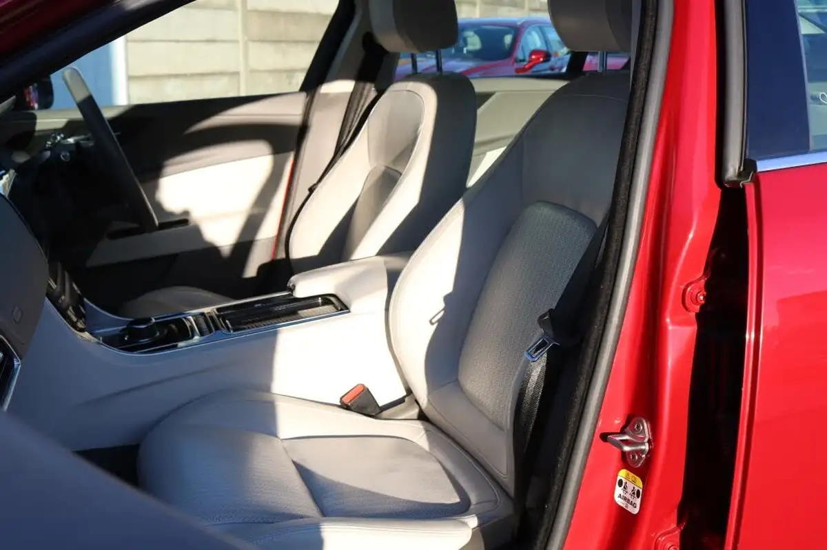 2018-jaguar-xe-20d-portfolio-180ps-1999cc-auto-big-15
